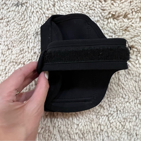 Tune Belt | Running Armband Phone Holder for iPhone 11 Pro, SE 2022/2020, X/XS - Picture 8 of 12